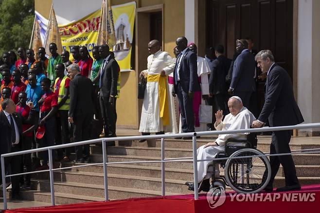 남수단 찾은 교황 (주바 AP=연합뉴스) 프란치스코 교황이 4일(현지시간) 남수단 주바의 성당을 찾아 환영 인파를 향해 손을 흔들고 있다. 2023.2.4 photo@yna.co.kr