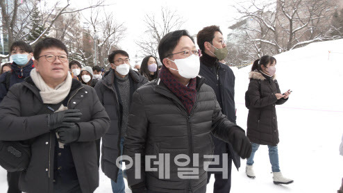 이장우 대전시장이 4일 일본 삿포로 눈축제 행사장을 둘러보고 있다. (사진=대전시 제공)