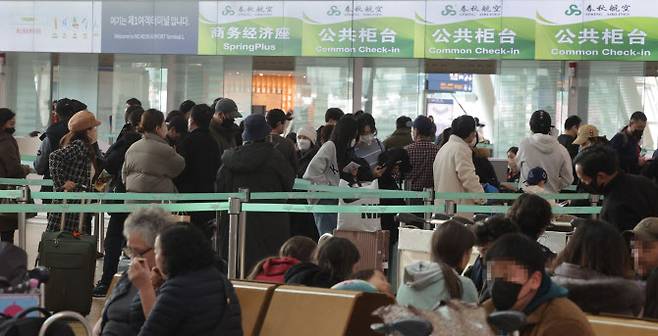 중국 정부가 한국발 입국자에 대한 코로나 19 검사를 실시한 1일 인천국제공항 1터미널에서 중국 선양행 항공기 승객들이 탑승수속을 하기 위해 줄지어 서있다.(사진=연합뉴스)