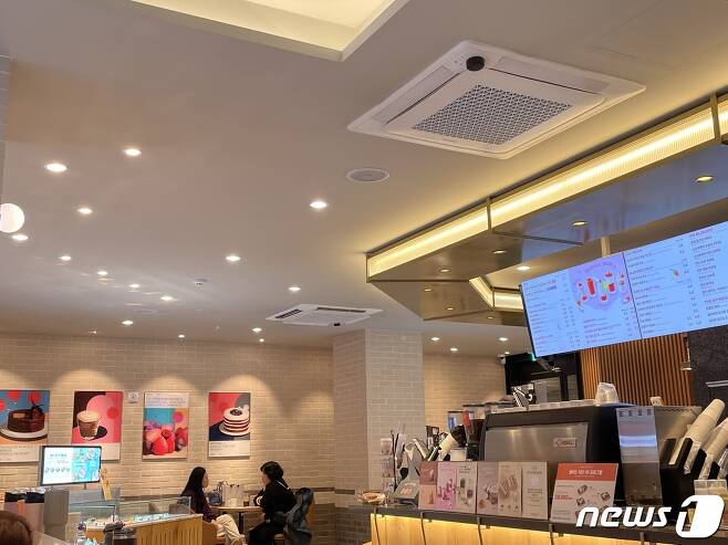 3일 오후 서울 중구 명동에 한 카페에서 천장의 온풍기를 꺼 놓은 모습.ⓒ News1 한지명 기자