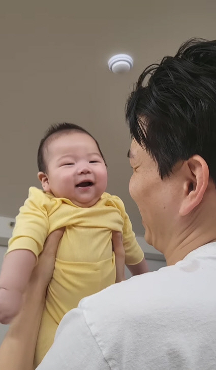 코미디언 홍현희의 남편 제이쓴(오른쪽)과 아들 연준범. 출처 | 홍현희 채널