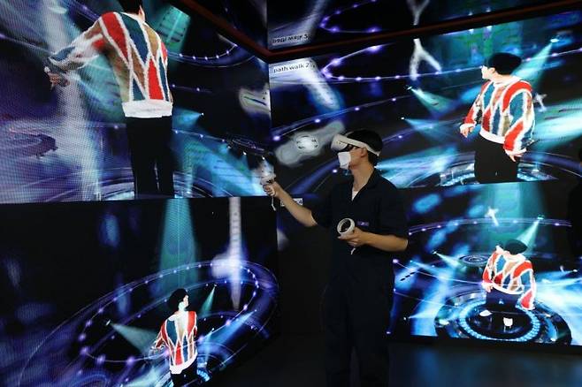 지난해 서울 강남구 코엑스에서 열린 'K-메타버스 페스티벌 & 엑스포 2022' 참관객이 메타버스 체험을 하고 있다. 사진은 기사와 무관함. 출처=연합뉴스