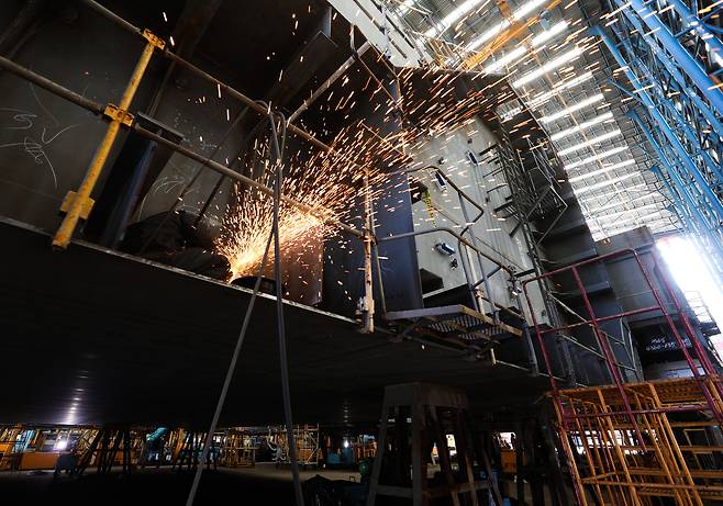 대우조선해양 옥포조선소에서 한 노동자가 용접하고 있다. /뉴스1