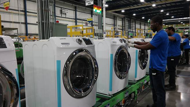 미국 사우스 캐롤라이나주 뉴베리카운티에 위치한 삼성전자 생활가전 공장에서 직원이 세탁기를 생산하고 있다.