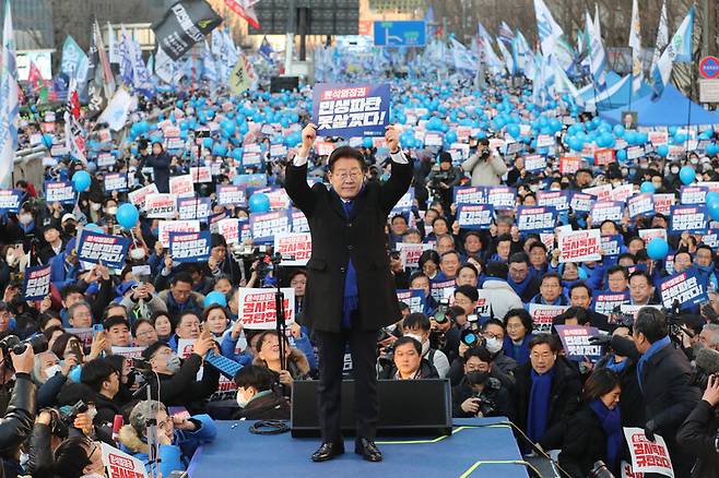 이재명 더불어민주당 대표가 4일 오후 서울 숭례문 인근 세종대로에서 열린 윤석열 정권 민생파탄 검사독재 규탄대회에서 무대에 올라 정부 규탄 손팻말을 들고 있다. 공동취재사진