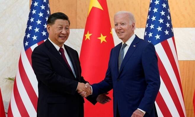 조 바이든 미국 대통령과 시진핑 중국 국가주석이 지난해 11월14일(현지시각) 인도네시아 발리에서 열린 정상회담에 앞서 악수하고 있다. 발리/로이터 연합뉴스