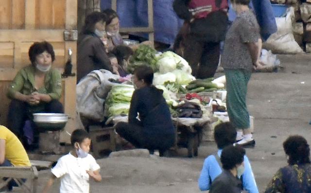 2020년 9월 북한 양강도 혜산시의 장마당에 주민들이 채소 등을 팔고 있는 모습. 창바이조선족자치현=연합뉴스