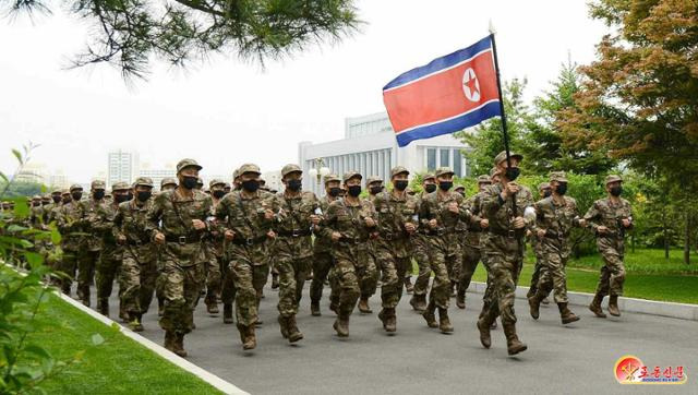 북한 노동당 기관지 노동신문은 4일 "우리 인민처럼 군대 덕을 입는 인민은 세상에 없다"면서 인민군의 노고를 조명했다. 신문은 "인민의 사랑을 받는 군대, 그런 군대야말로 세상에서 제일 강하고 훌륭한 군대"라고 강조했다. 북한은 오는 8일 건군절(인민군 창건일) 75주년을 맞아 군의 성과와 가치를 부각하는 분위기를 띄우고 있다. 평양=노동신문 뉴스1