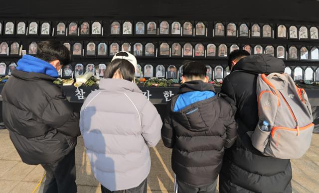 5일 오전 서울 중구 서울광장에 마련된 이태원 참사 희생자 합동분향소를 찾은 시민들이 헌화하고 있다. 뉴시스