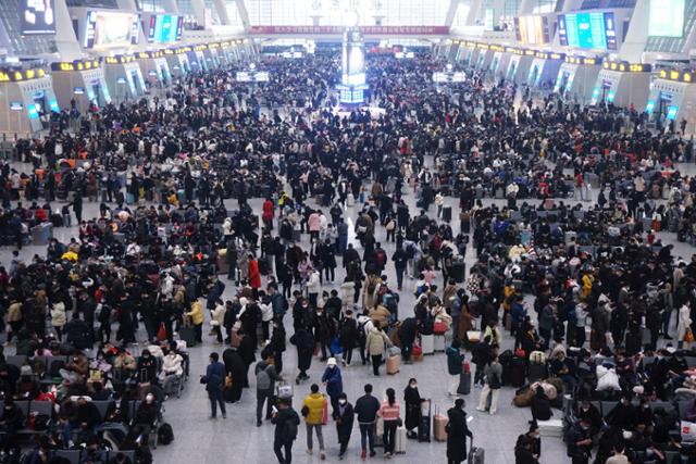 2023년 1월 중국 항저우에서 춘절을 앞두고 여행객들이 열차를 기다리고 있다. 항저우=로이터 연합뉴스