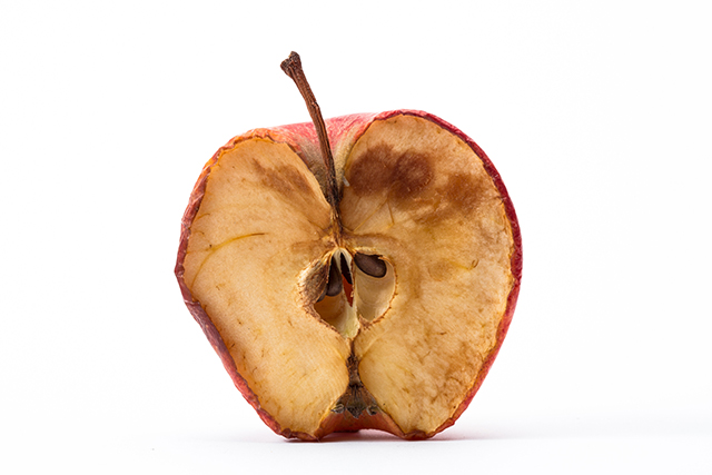소금물이나 설탕물에 깎은 사과나 배를 넣어두면 갈변 현상을 막을 수 있다./사진=클립아트코리아
