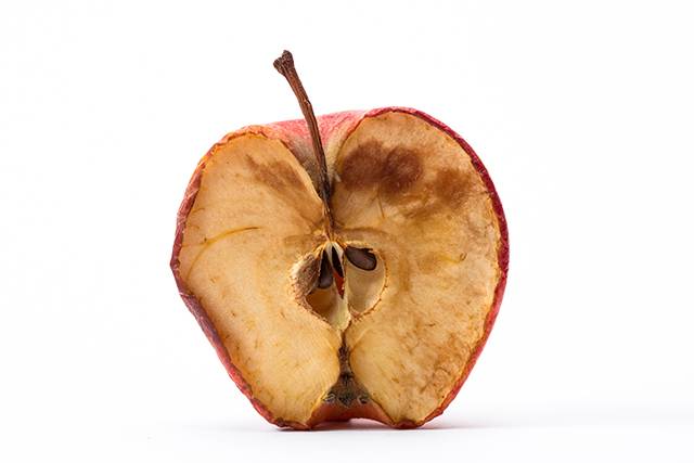 소금물이나 설탕물에 깎은 사과나 배를 넣어두면 갈변 현상을 막을 수 있다./사진=클립아트코리아