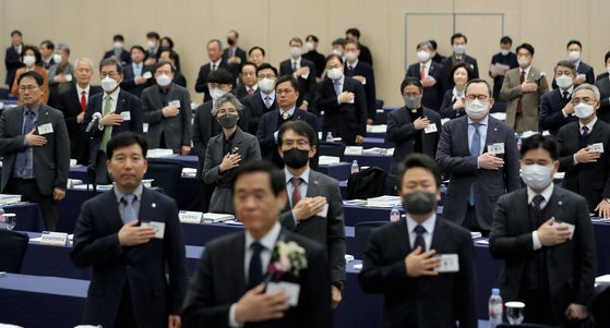 지난달 31일 서울 서초구 더케이호텔에서 열린 한국대학교육협의회 2023년 정기총회에 참석한 대학교 총장들이 국민의례를 하고 있다. 뉴스1