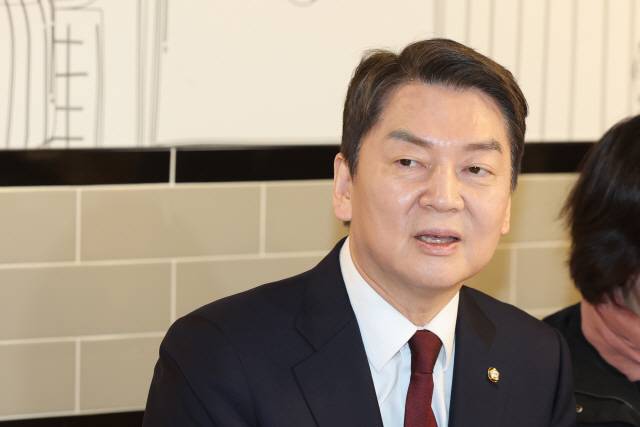 ▲ 국민의힘 안철수 당 대표 후보가 3일 오후 서울 동대문구 경동시장 청년몰을 방문해 청년들과의 식사에 앞서 대화를 나누고 있다. 2023.2.3 연합뉴스