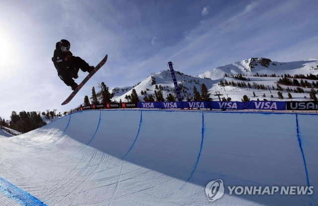 5일(한국시간) 미국 캘리포니아주 매머드 마운틴에서 열린 2022-2023 FIS 스노보드 월드컵 남자 하프파이프 결선에서 기술을 선보이고 있는 이채운. AFP연합뉴스