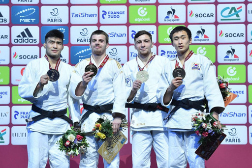 2023 국제유도연맹(IJF) 파리 그랜드슬램대회 남자 66㎏급서 자신의 성인무대 국제대회 첫 동메달을 획득한 안재홍(오른쪽)이 시상식 후 메달을 들어보이고 있다.IJF 제공