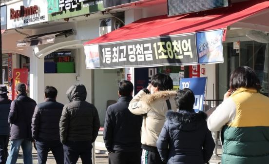 설 연휴를 하루 앞둔 1월 28일 노원구 한 로또 판매점에 시민들이 줄지어 서 있다. / 사진=연합뉴스