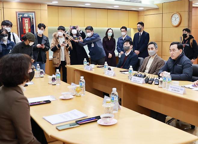 5일 이창양 산업통상자원부 장관(맨 오른쪽)이 서울 강서구 서울도시가스를 방문해 도시가스 공급 현황을 점검하고 있다. 최근 난방비를 비롯한 에너지가격 급등으로 시민들의 부담이 커지는 가운데 정부는 취약계층에 대한 난방비 지원을 추진하고 있다.  【사진 제공=산업통상자원부】