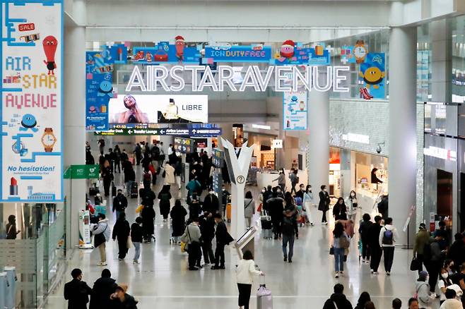 5일 앱·리테일 분석서비스 와이즈앱·리테일·굿즈에 따르면 지난해 12월 만 20세 이상 한국인이 온라인 해외여행 플랫폼에서 결제한 금액이 역대 최고치를 기록했다. 인천국제공항 면세점이 방문객들로 붐비고 있다. /사진 뉴시스