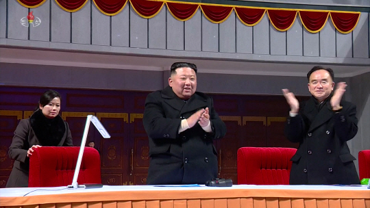 북한 김정은 국무위원장이 지난해 12월 31일 평양 5월 1일 경기장에서 열린 신년경축대공연에 참석한 모습. 연합뉴스·조선중앙TV