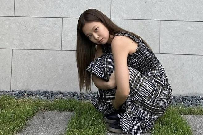 아디다스 '삼바' 운동화를 신은 블랙핑크 제니. [제니 인스타그램]