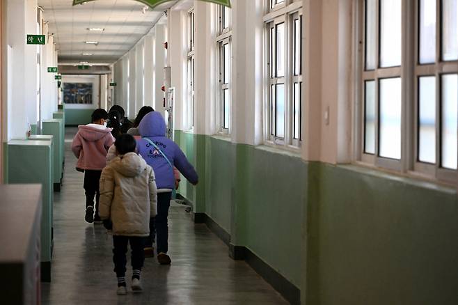 지난 1월 30일 경상북도 포항시 남성초등학교에서 돌봄교실 학생들이 하교하고 있다. 임세준 기자