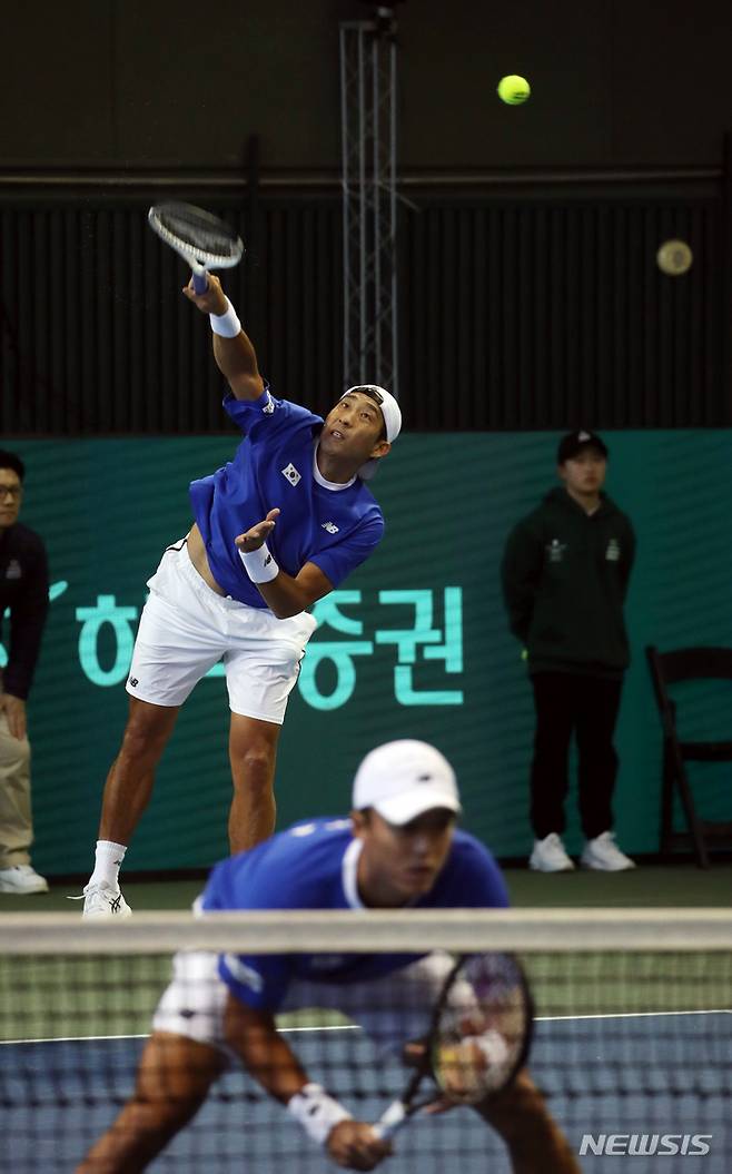 [서울=뉴시스] 고승민 기자 = 5일 서울 올림픽공원 실내테니스경기장에서 열린 2023 데이비스컵 최종본선 진출전 벨기에와의 복식경기에서 한국 송민규가 서브를 하고 있다. 2023.02.05. kkssmm99@newsis.com