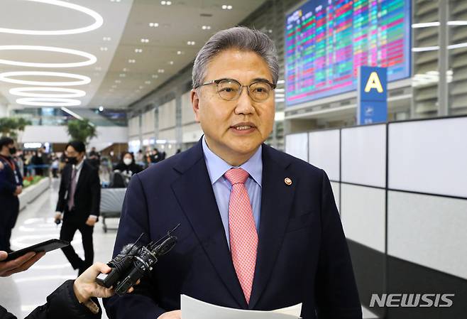 [인천공항=뉴시스] 권창회 기자 = 박진 외교부 장관이 5일 오후 인천국제공항 제2여객터미널에서 방미 일정을 마치고 귀국해 취재진의 질문에 답하고 있다. 2023.02.05. kch0523@newsis.com