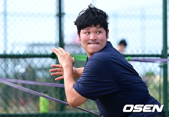 [OSEN=괌(미국), 김성락 기자] 4일 오후(현지시간) 괌 데데도 스포츠 컴플랙스(Dededo Sports Complex)에서 롯데 자이언츠의 2023시즌 스프링캠프가 진행됐다.롯데는 이번 시즌 FA 시장에서 유강남(4년 80억 원), 노진혁(4년 50억 원), 한현희(3+1년 40억 원)를 영입했고 방출선수 시장에서도 투수 김상수, 윤명준, 차우찬, 포수 이정훈, 외야수 안권수 등을 영입, 뎁스를 대폭 확충했다. 롯데 한현희가 훈련을 하고 있다. 2023.02.04 /ksl0919@osen.co.kr