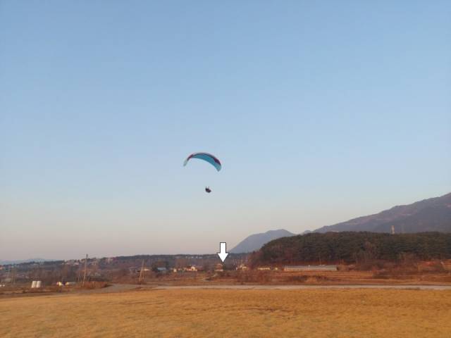 ▲보령시 옥마산 활공장을 이륙해 패러글라이딩을 하던 A씨가 착륙지점 400m를 남겨놓고 추락했다(화살표 지점).  다른 파일럿이 사고 지점 위를 지나 착륙장으로 향하고 있는 모습   ⓒ목격자