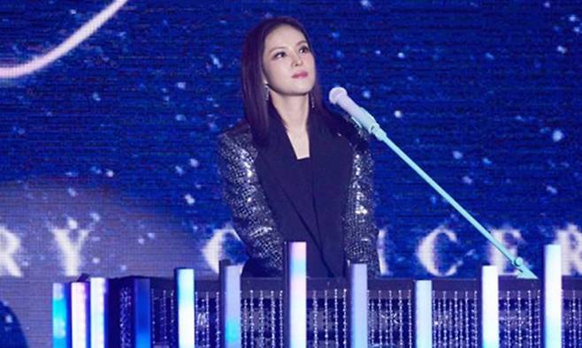 가수 거미가 4일 서울 송파구 올림픽공원 올림픽홀에서 데뷔 20주년 기념 공연을 하고 있다. 씨제스 엔터테인먼트 제공