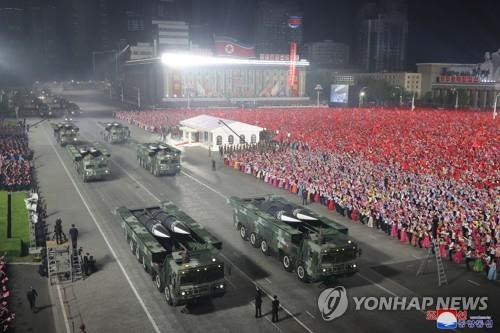 북한, '조선인민혁명군 창건 90주년' 열병식 개최  북한이 조선인민혁명군(항일유격대) 창건 90주년인 2022년 4월 25일 저녁 평양 김일성광장에서 열병식을 개최했다.
 [조선중앙통신 연합뉴스 자료사진. 국내에서만 사용가능. 재배포 금지. For Use Only in the Republic of Korea. No Redistribution]