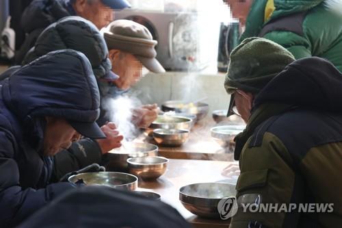 추위 뚫고 따뜻한 밥 한 끼 [연합뉴스 자료사진]