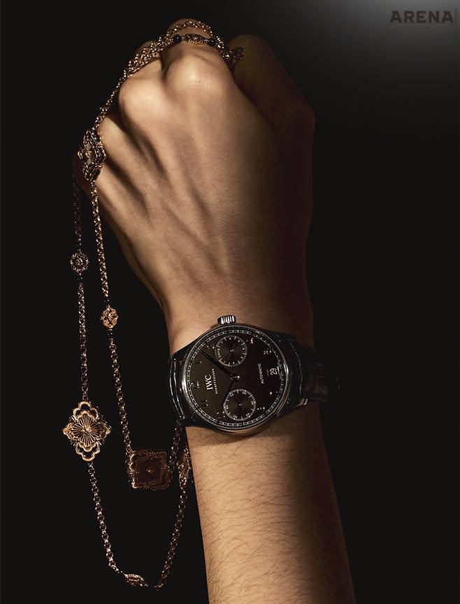 파워리저브 디스플레이와 스몰 세컨즈가 조화롭게 자리하고 7일의 파워리저브를 보장하는 셀프 와인딩 52010 칼리버를 탑재한 포르투기저 오토매틱 42.3mm 1천6백70만원 IWC, 오페라 튤레 소투아르 네크리스 2천6백만원대 부첼라티 제품.