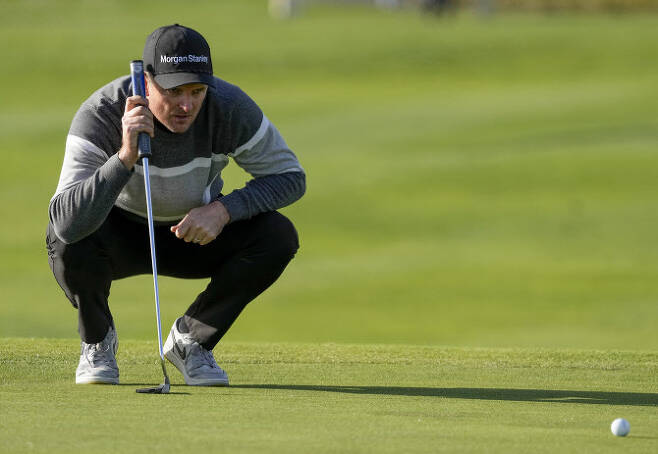 저스틴 로즈가 6일 열린 PGA 투어 AT&T 페블비치 프로암 최종 4라운드에서 퍼팅 라인을 읽고 있다.(사진=AFPBBNews)