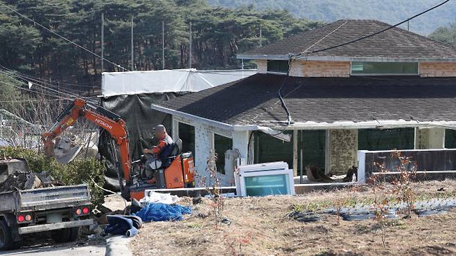 6일 오후 경남 양산시 하북면 평산마을 내 주택에서 인부가 공사를 하고 있다. (사진=연합뉴스)