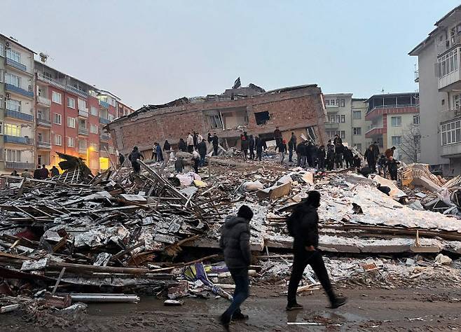 시민들이 6일(현지시간) 튀르키예 말라티아에서 지진으로 인해 붕괴된 건물을 살펴보고 있다. (사진=신화·뉴시스)