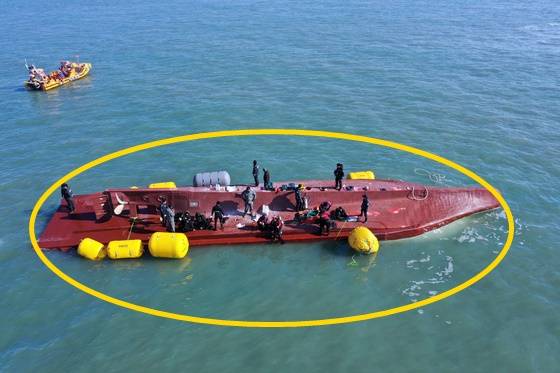 청보호 전복 사고 현장. 〈사진=연합뉴스〉