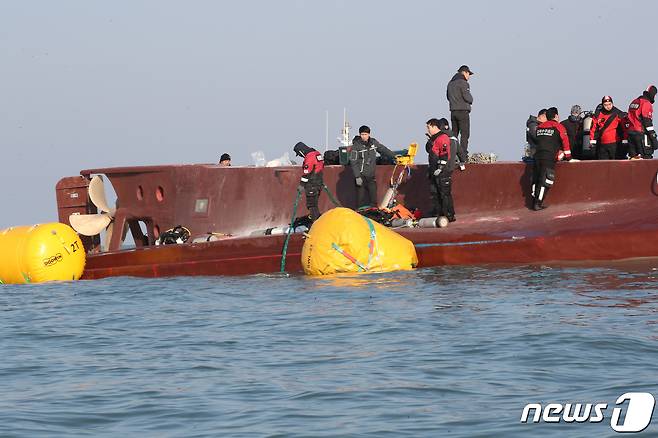 5일 오후 전남 신안군 임자면 대비치도 서쪽 해상에서 해경과 SSU대원 등 구조당국이 전날 전복된 '청보호'의 실종자 수색 작업을 벌이고 있다. 24톤급 통발어선 청보호는 전날 오후 11시19분쯤 전복됐고, 승선원 12명 중 9명이 실종됐다. 2023.2.5/뉴스1 ⓒ News1 정다움 기자