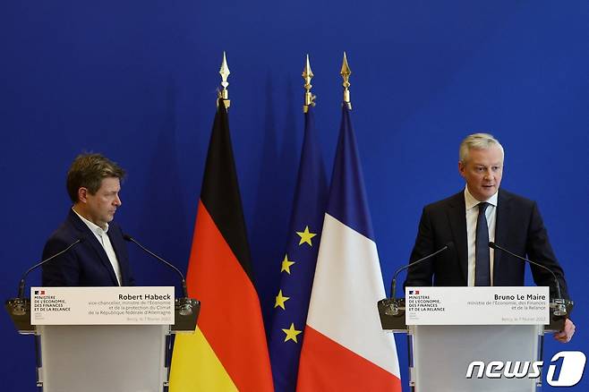로베르트 하베크 독일 경제장관(왼쪽)과 브뤼노 르메르 프랑스 재무장관 ⓒ 로이터=뉴스1 ⓒ News1 박형기 기자