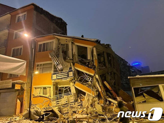6일(현지시간) 튀르키예에서 리히터 규모 7.9의 강진이 발생한 가운데 튀르키예 내륙 도시 말라티아의 건물이 무너져 내린 모습이다. 2023.2.6. ⓒ 로이터=뉴스1 ⓒ News1 김성식 기자