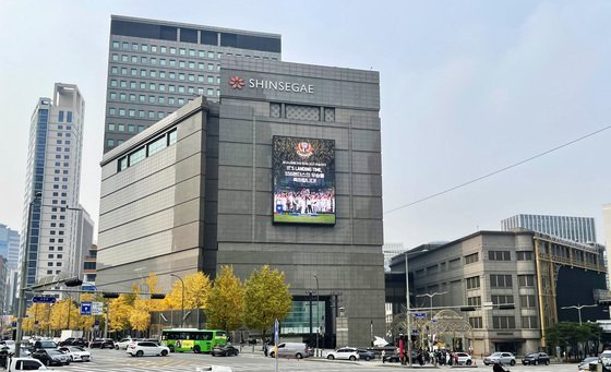 신세계백화점 본점 외벽 SSG랜더스 우승 축하 광고.(신세계그룹 제공)