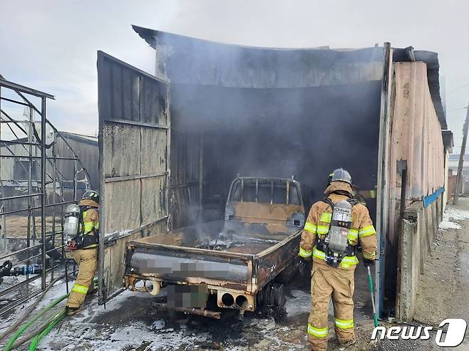 6일 오후 3시2분께 전북 부안군 동진읍의 한 창고 건물에 주차돼 있던 1톤 트럭에서 불이났다.(전북소방본부 제공)2023.2.6/뉴스1