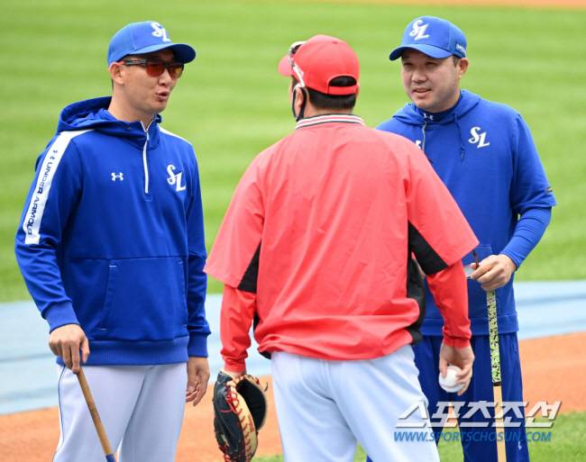 2021 KBO리그 KIA 타이거즈와 삼성 라이온즈의 경기가 21일 대구 삼성라이온즈 파크에서 열렸다. 경기 전 삼성 손주인 박진만 코치와 KIA 진갑용 코치가 인사를 나누고 있다. 대구=허상욱 기자 wook@sportschosun.com/2021.05.21/