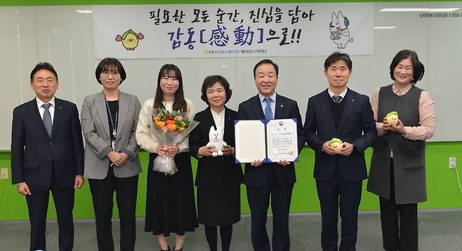 NH농협손해보험이 과학기술정보통신부에서 주관한 ‘2022년 ARS 운영실태 분석평가’에서 보험서비스 부문 최우수기관으로 선정됐다고 6일 밝혔다. 최문섭 NH농협손보 대표(사진 왼쪽 다섯 번째)가 농협손해보험 임직원 및 헤아림고객센터 직원들과 기념촬영을 하고 있다./NH농협손보 제공