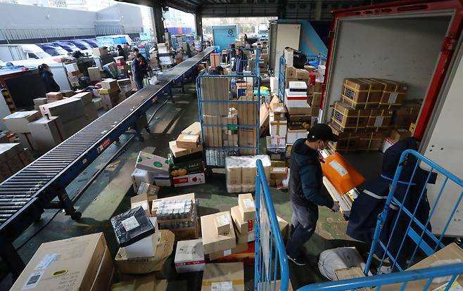 지난달 11일 오전 서울 금천구 가산동 한진 남서울 터미널에서 택배기사들이 배송준비 작업을 하고 있다./뉴스1
