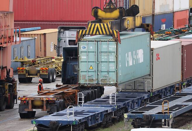 경기 의왕시 의왕ICD제1터미널에서 화물차가 컨테이너를 싣고 있다. /뉴스1