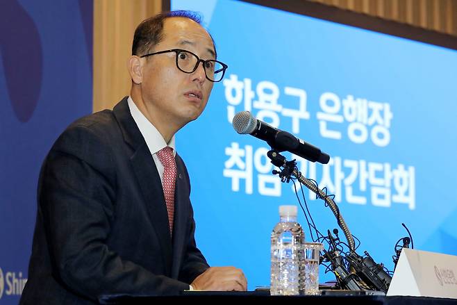 한용구 신임 신한은행장이 지난해 12월 30일 서울 중구 신한은행 본사에서 열린 취임 기자간담회에서 취재진 질문에 대한 답변을 하고 있다. /뉴스1