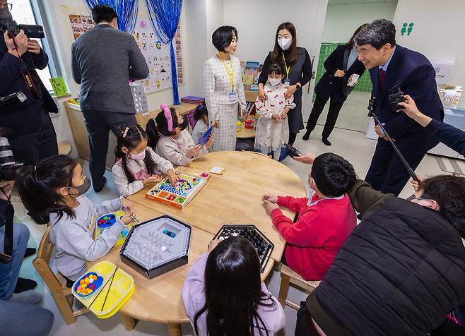 이주호 사회부총리 겸 교육부 장관이 6일 오전 서울 송파구 위례신도시 내 송파 위례 유치원을 찾아 수업 중인 어린이들과 인사하고 있다. /연합뉴스