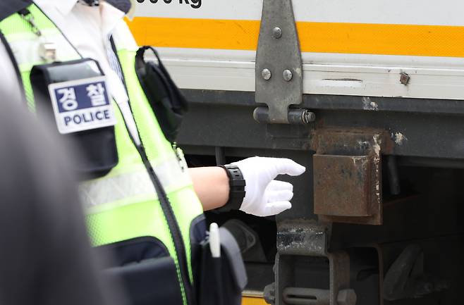 고속도로순찰대가 화물차 적재함 지지대(판스프링) 단속을 하고 있다. /뉴스1